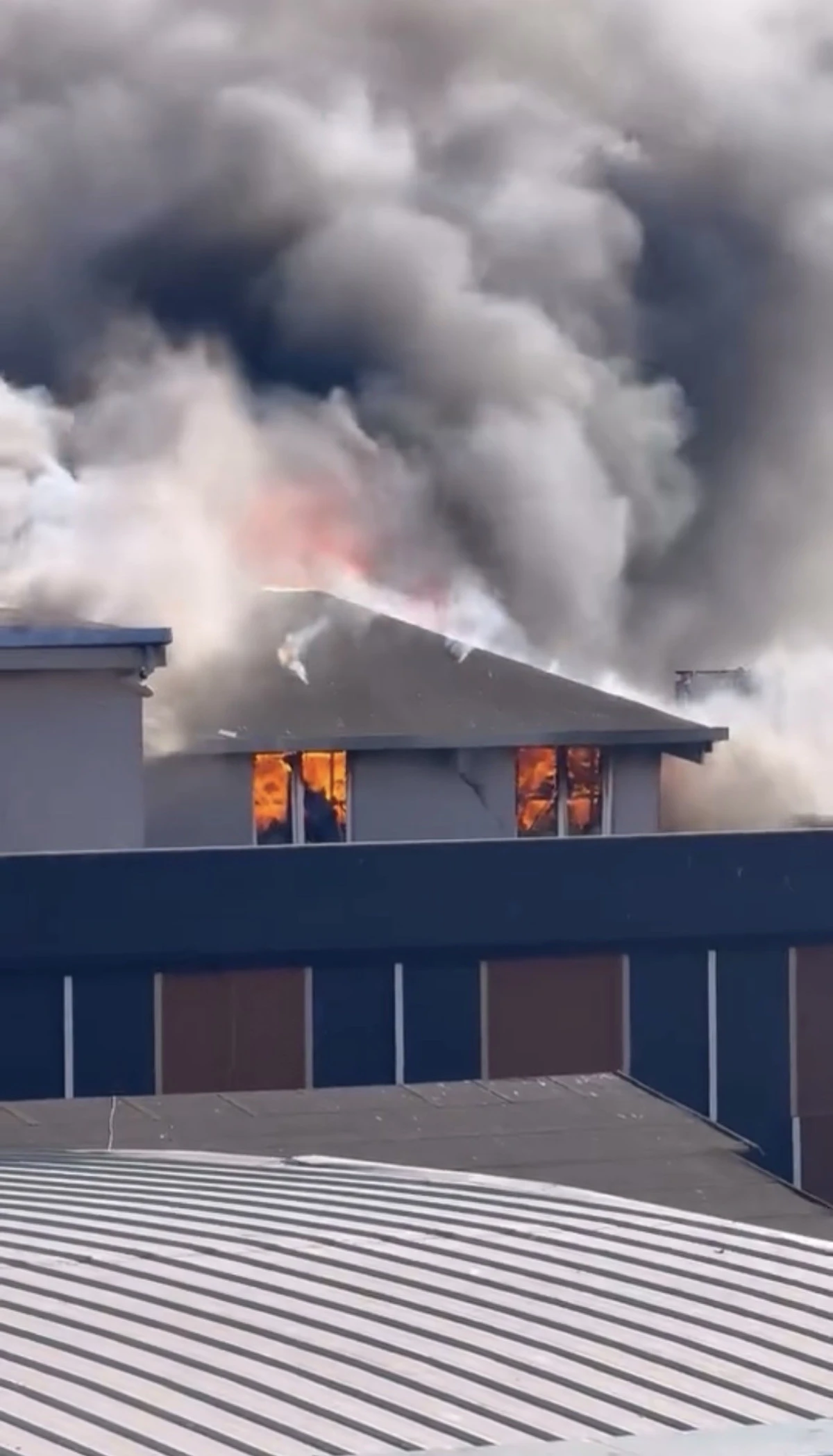 ŞEHİR MERKEZİNDE KORKU DOLU ANLAR: DEPO YANDI, DUMANDAN G&Ouml;Z G&Ouml;Z&Uuml; G&Ouml;RMEDİ