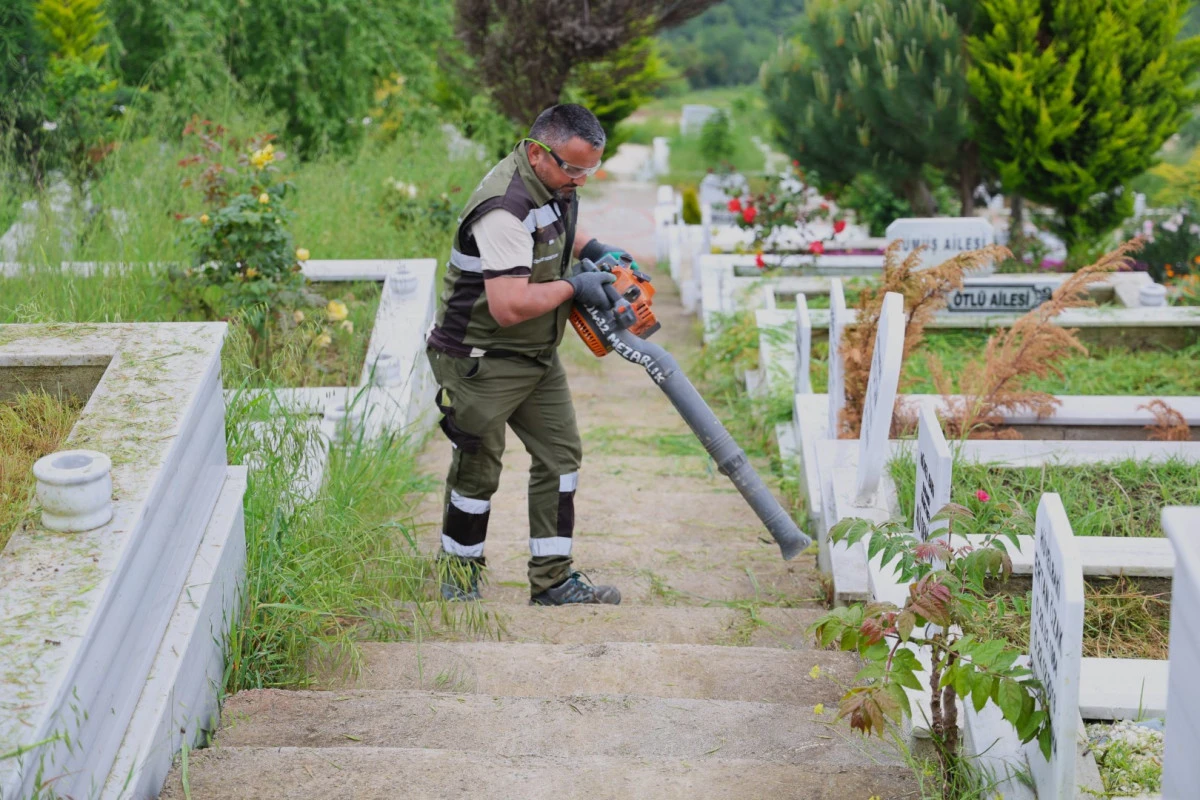 ŞEHİTLİK VE MEZARLIKLAR BAYRAMA HAZIR