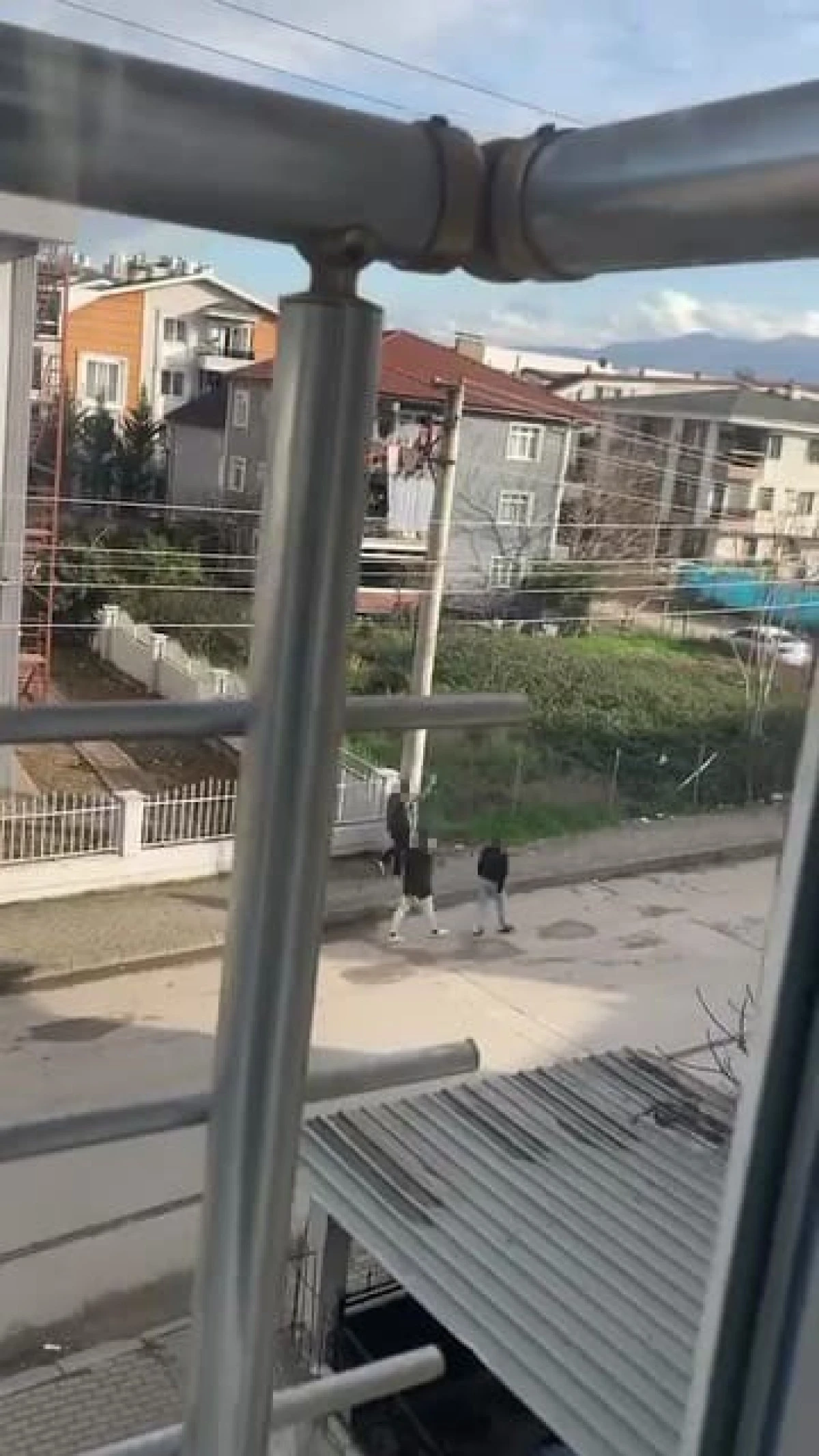 SOKAK ORTASINDA HAVAYA ATEŞ EDEN &Ccedil;OCUK KAMERADA