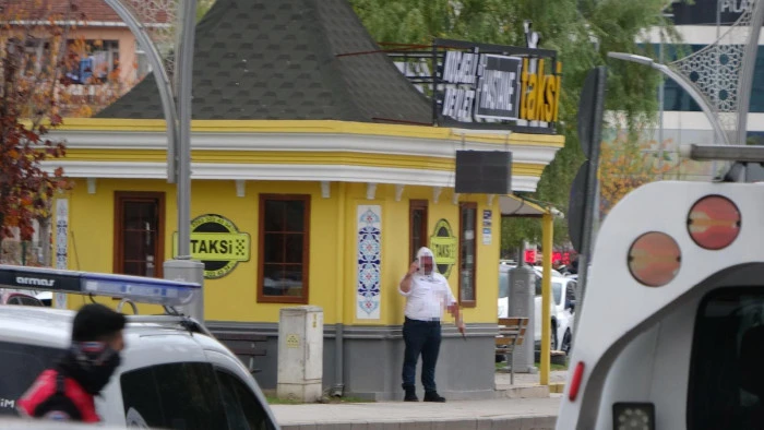 TAKSİ DURAĞINDA DEHŞET SAÇAN ŞAHIS ETKİSİZ HÂLE GETİRİLDİ!