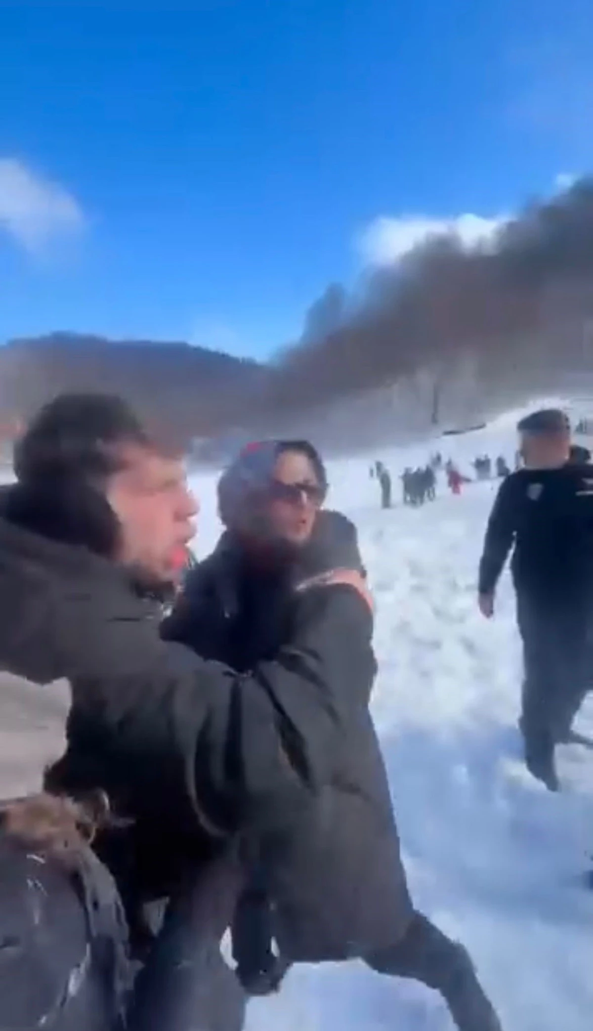  TARTIŞMA KAVGAYA D&Ouml;ND&Uuml;:  BABA, &Ccedil;OCUKLARININ YANINDA DARP EDİLDİ