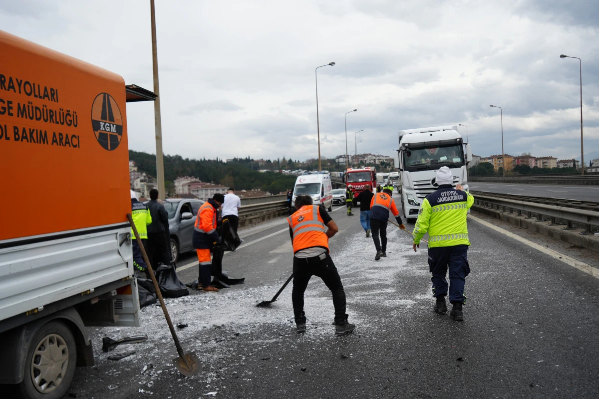  TEM OTOYOLU'NDA YOLA D&Ouml;K&Uuml;LEN ATIKLAR SONUCU ZİNCİRLEME KAZA, 7 ARA&Ccedil; BİRBİRİNE GİRDİ