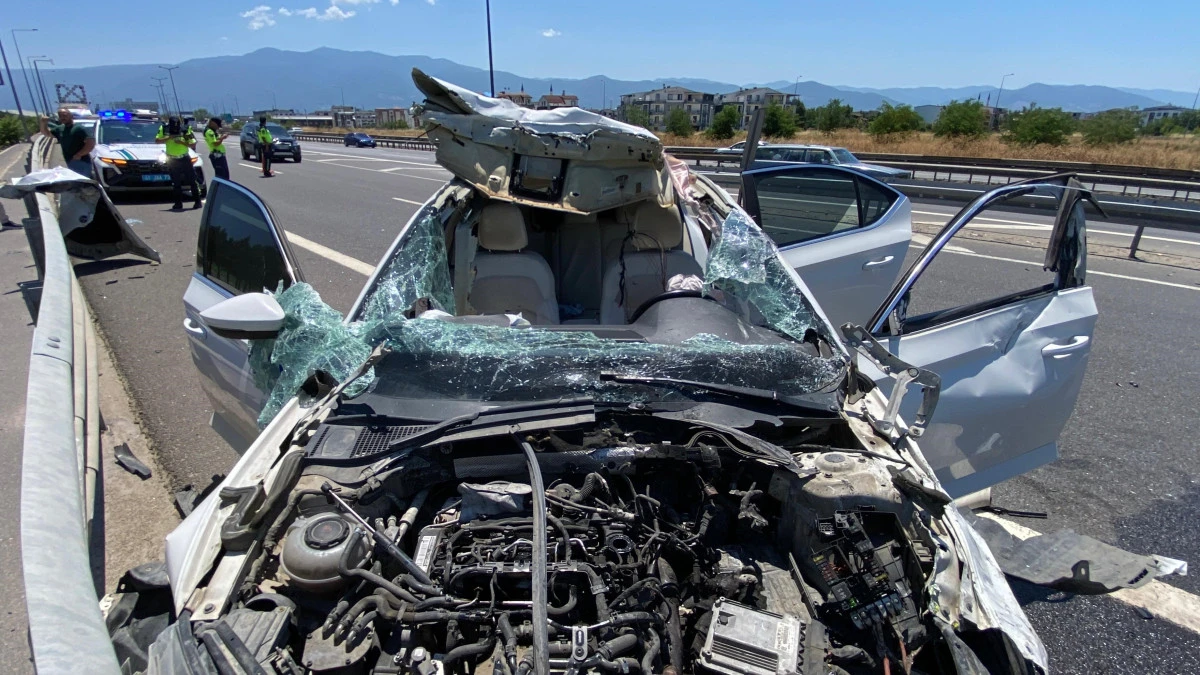 TEM'DE BARİYERE ÇARPAN OTOMOBİLİN TAVANI KOPTU: 4 YARALI