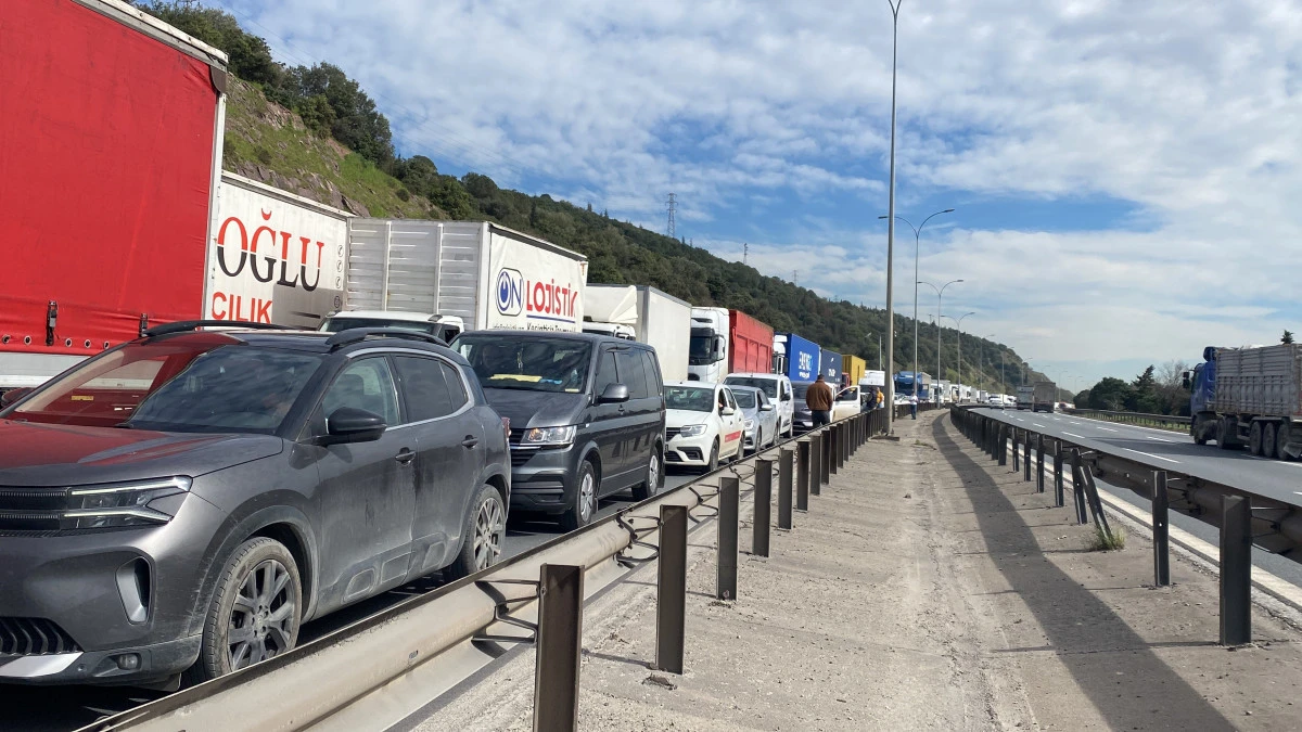 TEM'DE İKİ TIR KAZAYA KARIŞTI, TRAFİK FEL&Ccedil; OLDU