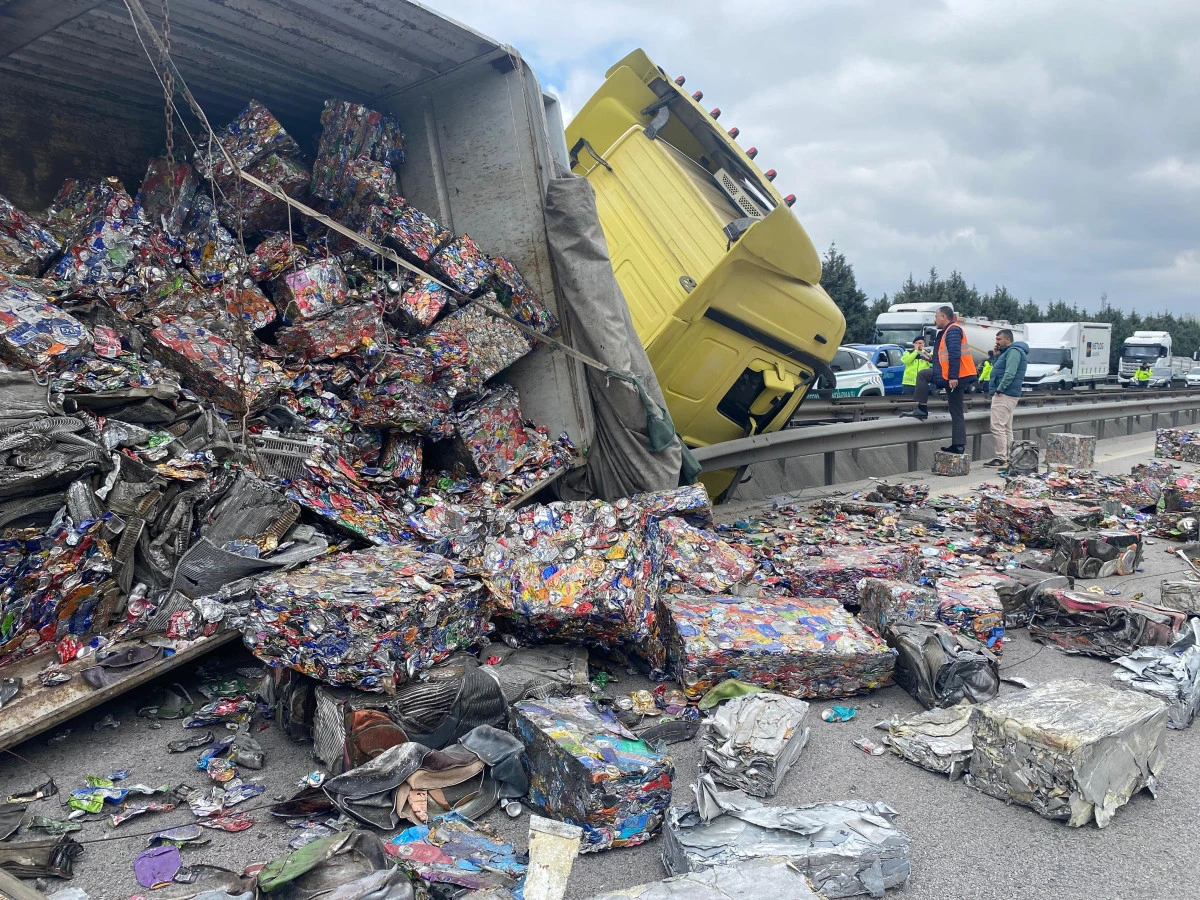 TEM'DE YAN YATAN TIRDAN SAÇILAN HURDALAR TRAFİĞİ FELÇ ETTİ