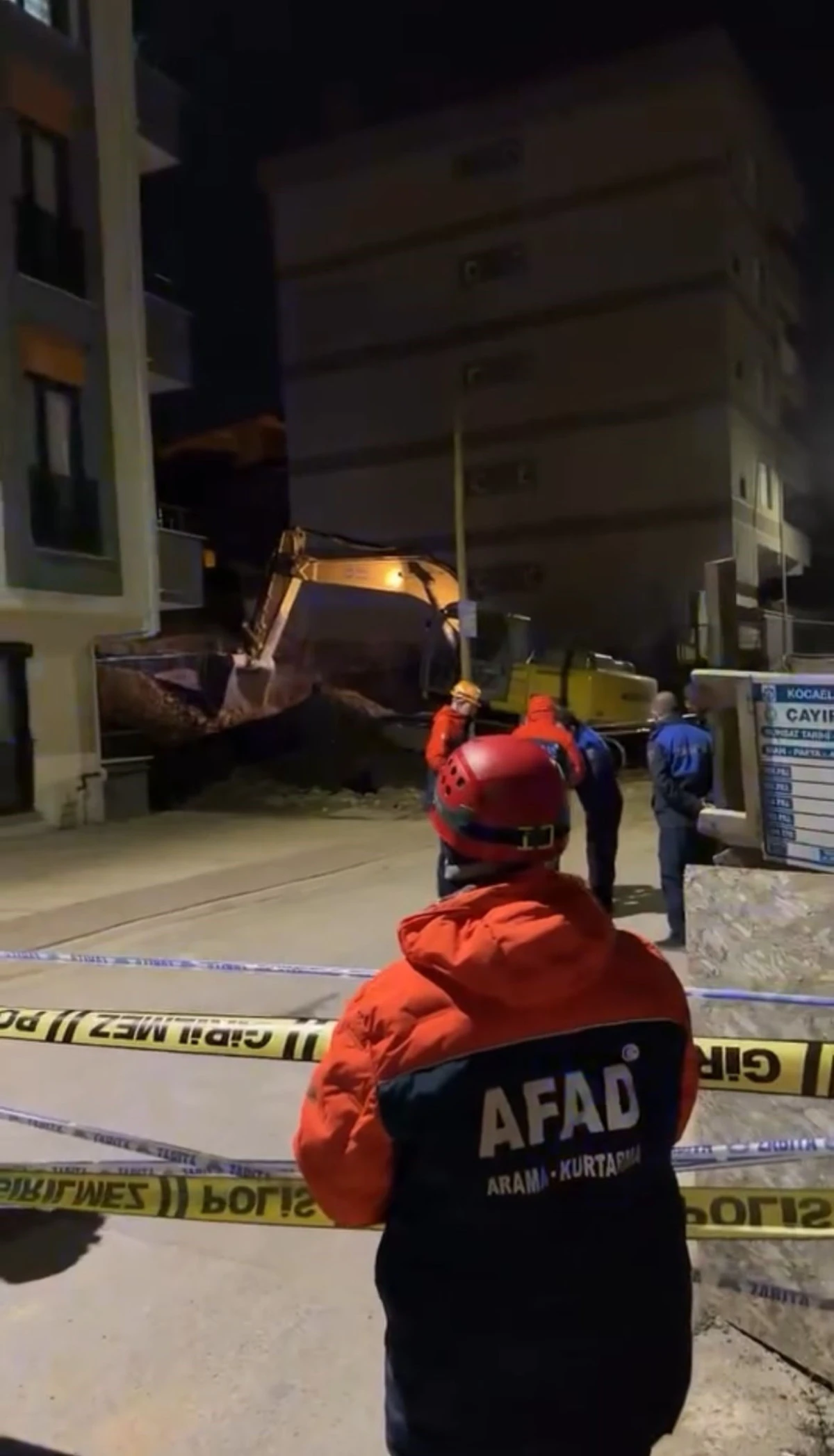 TEMEL KAZISINDA TOPRAK KAYDI, &Ccedil;ATIRDAMA SESLERİ GELEN 5 KATLI BİNA BOŞALTILDI