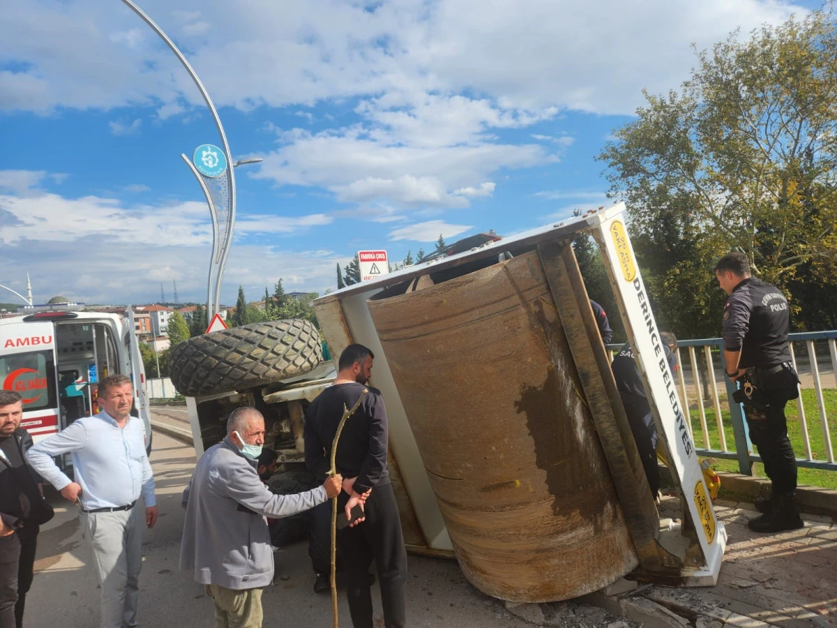 TIRIN ÜSTÜNDEKİ ASFALT SİLİNDİRİ YOLA DEVRİLDİ: 1 YARALI