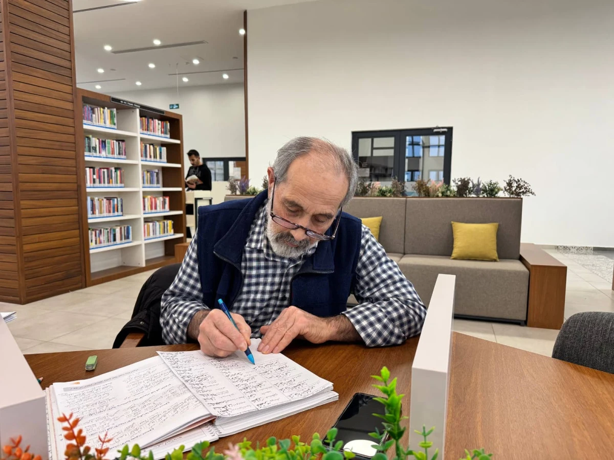 TUĞRAN AMCA&rsquo;NIN OKUMA AŞKI YILLARA MEYDAN OKUYOR