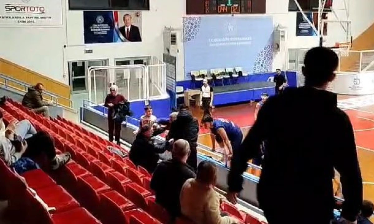 U16 BASKETBOL MA&Ccedil;INDA YUMRUKLAR HAVADA U&Ccedil;UŞTU