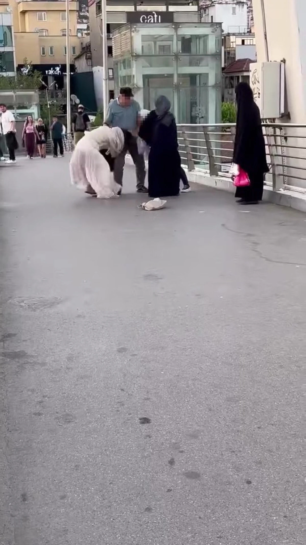 &Uuml;st ge&ccedil;itte hemcinsini darp etti: O anlar kamerada