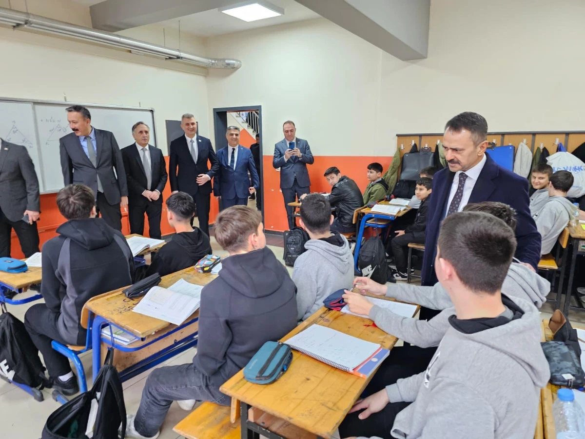 VALİ AKTAŞ, G&Ouml;LC&Uuml;K&rsquo;DE EĞİTİM KURUMLARINI ZİYARET ETTİ