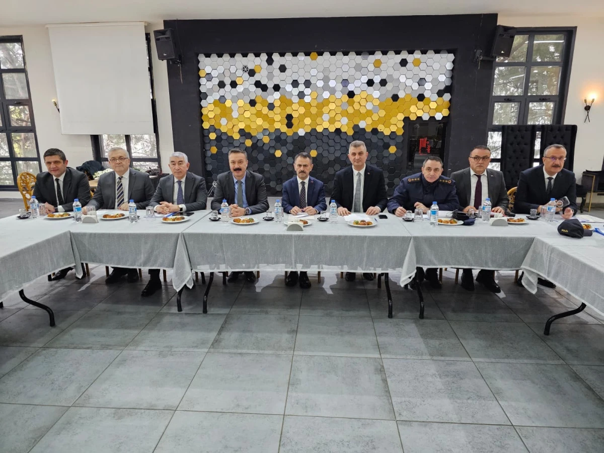 VALİ AKTAŞ G&Ouml;LC&Uuml;K&rsquo;TE MUHTARLARIN TALEPLERİNİ DİNLEDİ