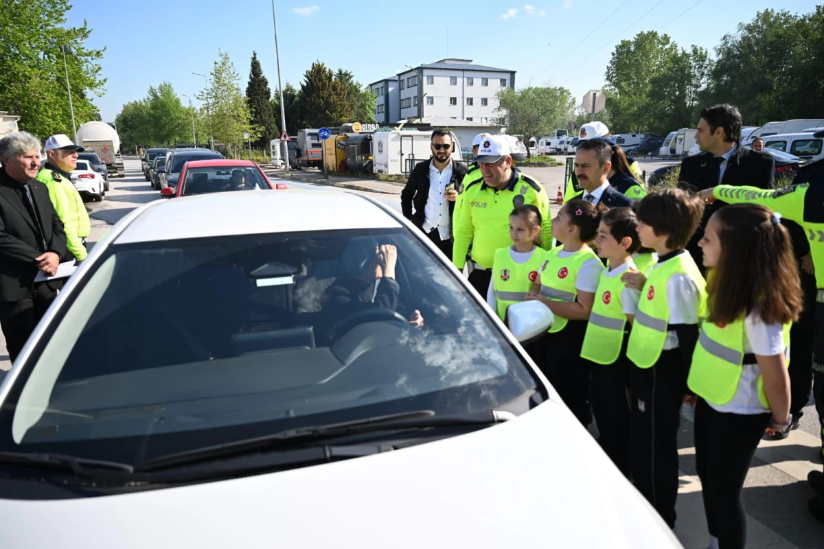 VALİ AKTAŞ, &Ouml;ĞRENCİLERLE TRAFİK UYGULAMASI YAPTI