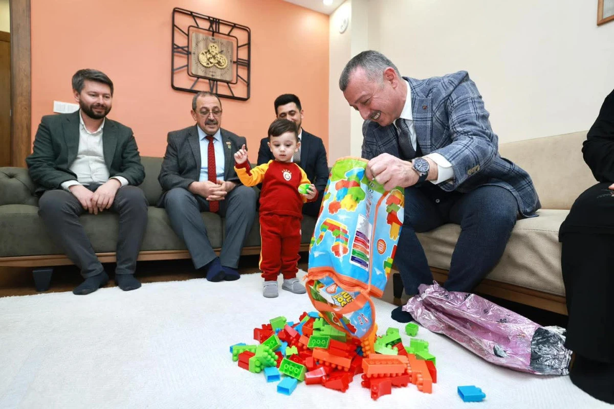 VALİ AKTAŞ VE BAŞKAN B&Uuml;Y&Uuml;KAKIN, BU YIL DA GELENEĞİ BOZMADI: İLK ZİYARET ŞEHİT AİLELERİNE YAPILDI