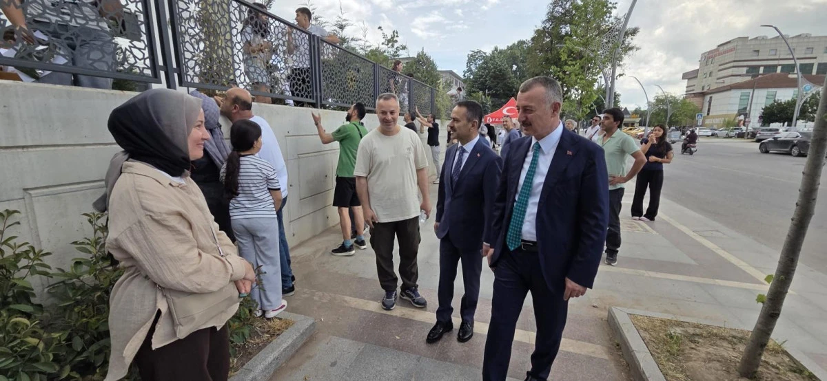 Vali Aktaş ve Başkan B&uuml;y&uuml;kakın&rsquo;dan Liselere Giriş Sınavı Kapsamında &Ccedil;ocuklarını Bekleyen Velileri Ziyaret