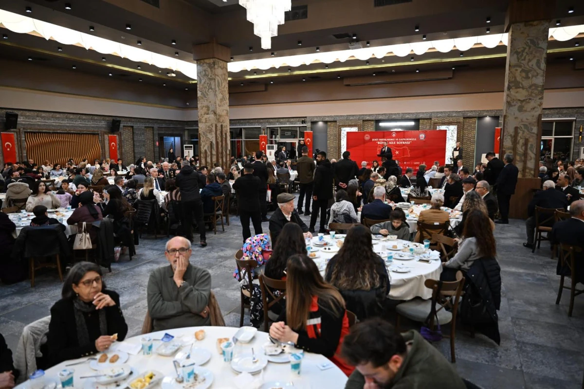 VALİ İLHAMİ AKTAŞ, ŞEHİT YAKINLARI VE GAZİLERİMİZLE &ldquo;B&Uuml;Y&Uuml;K AİLE SOFRASI&rdquo; İFTAR PROGRAMINDA BİR ARAYA GELDİ