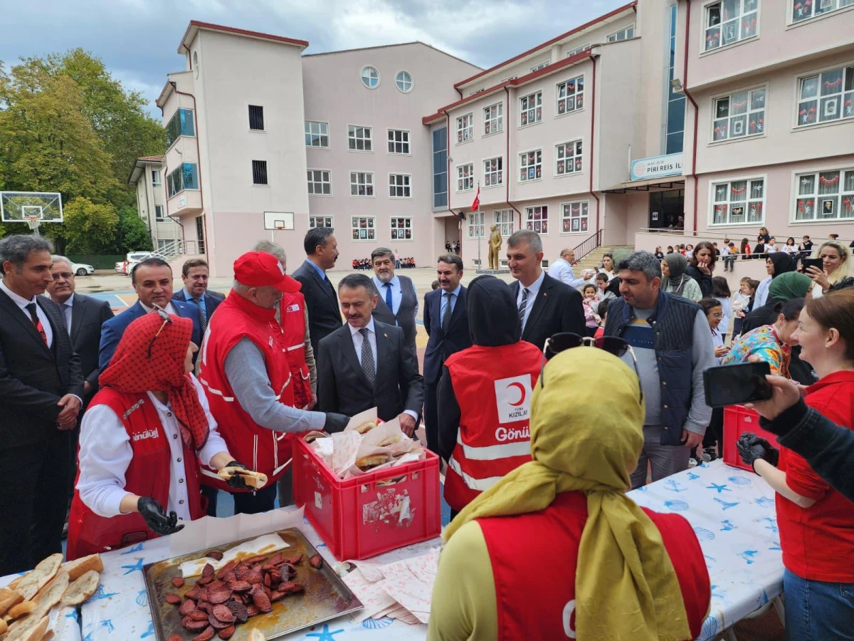 VALİ İLHAMİ AKTAŞ, TÜRK KIZILAYI GÖLCÜK ŞUBESİ’NİN EN ÇOK KAN BAĞIŞI DESTEĞİ VEREN OKUL ETİKLİĞİNE KATILDI
