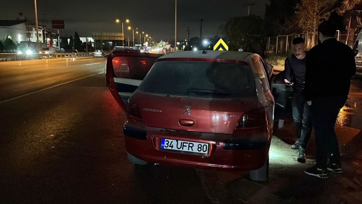YANAN OTOMOBİLDE SIKIŞAN SÜRÜCÜYÜ İTFAİYE KURTARDI