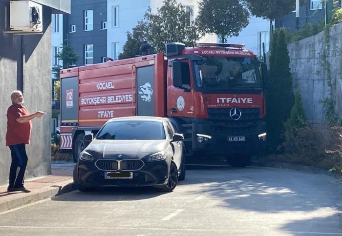 YANGIN İHBARINA GİDEN İTFAİYE ARACI HATALI PARK ENGELİNE TAKILDI