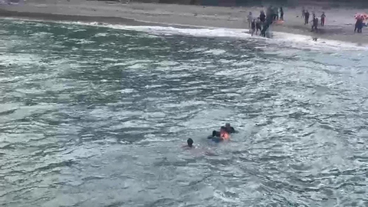 Yasağa rağmen denize girdiler: Baba ve 2 &ccedil;ocuğu &ouml;l&uuml;mden d&ouml;nd&uuml;