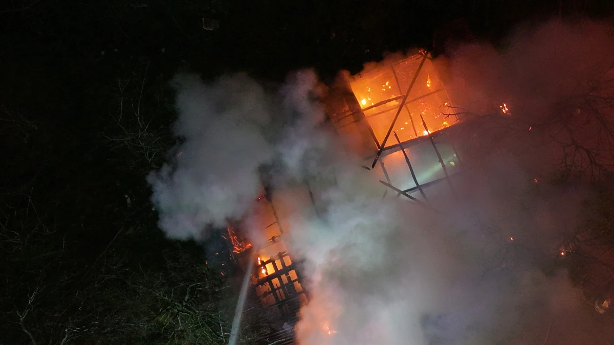 YAŞLI ADAM ALEVLERİN ARASINDA HAYATINI KAYBETTİ