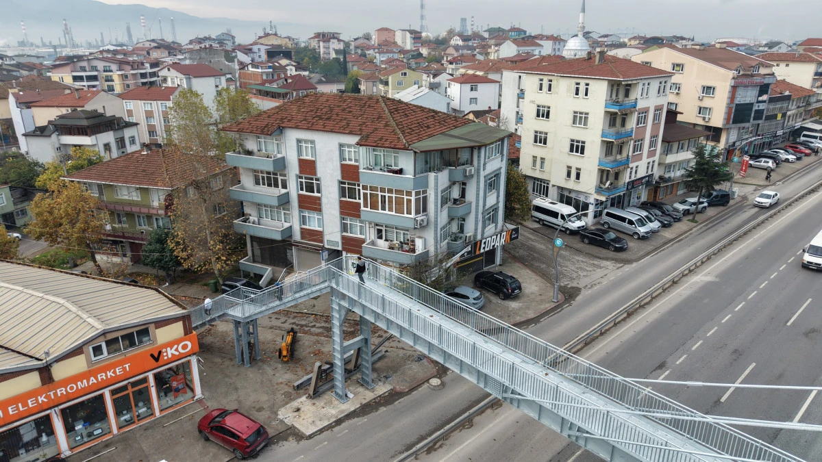 'YAYALAR EVİMİ İZLİYOR' ŞİKAYETİ ÜST GEÇİDİ YIKTIRDI: 'EVİ YİNE GÖREBİLİYORUZ'