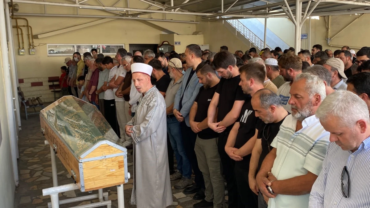 Yeğeni tarafından pala ile &ouml;ld&uuml;r&uuml;len adam toprağa verildi
