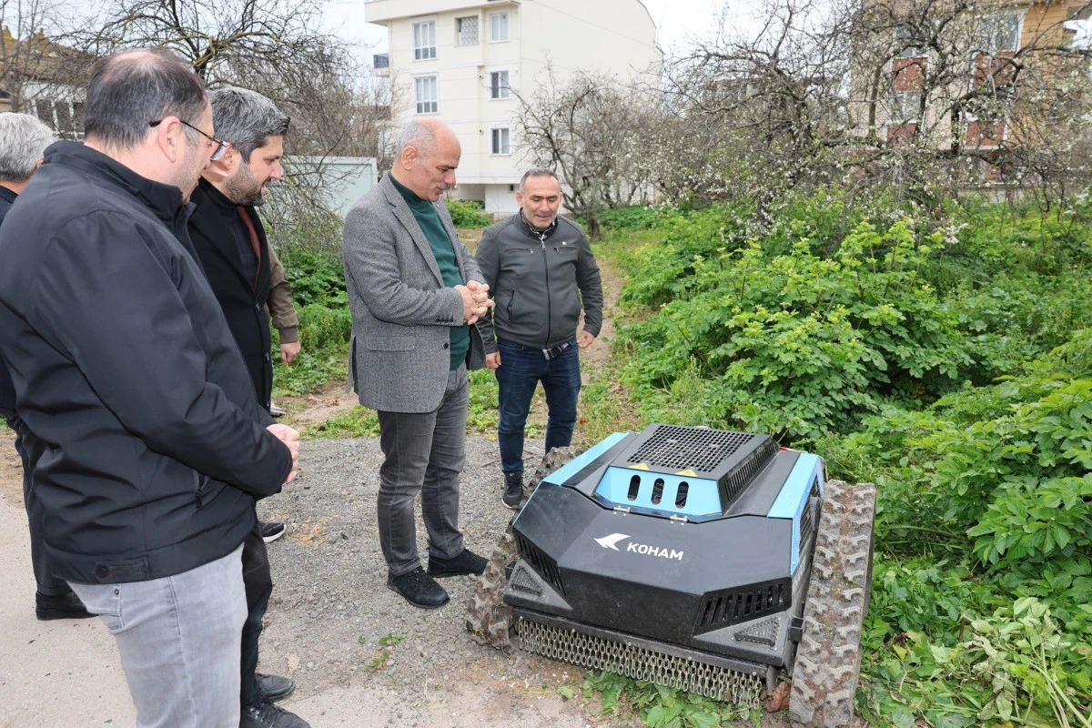YEŞİL ALANDA UZAKTAN KUMANDALI ROBOT D&Ouml;NEMİ