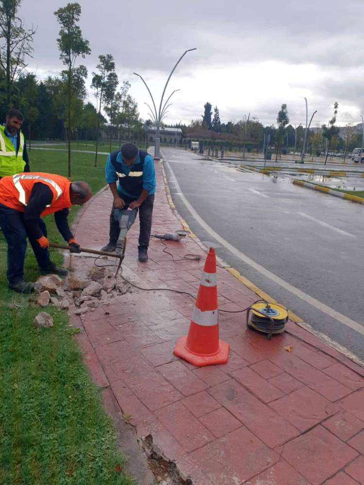 YOL BAKIM TİMİ , KOZLUK MAHALLESİ İSMAİL KOLAYLI CADDESİNDEKİ TALEBE HIZLA CEVAP VERDİ
