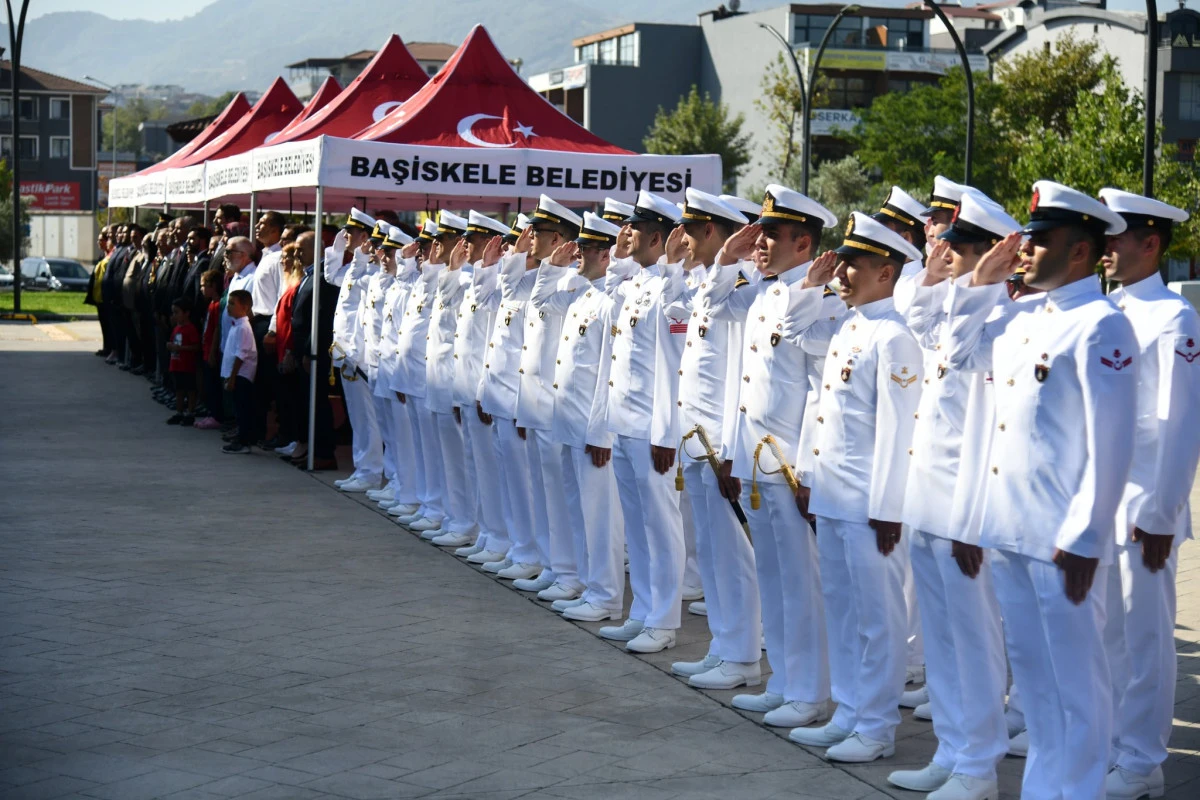 ZAFER BAYRAMI'NDA BAŞİSKELE'DE ATA'YA ÇELENK SUNULDU