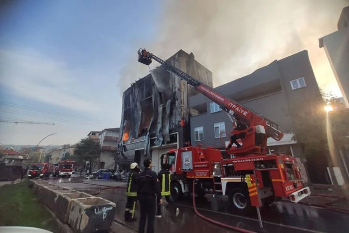 KOZMETİK FABRİKASINDA YANGIN: 6 ÖLÜ, 1 YARALI
